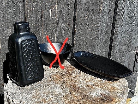 Dekorativ sort vintage keramikk vase og sort fat fra Spektro