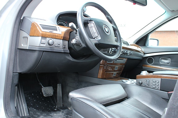 BMW 745i 12 of 14