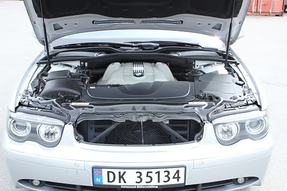 BMW 745i 13 of 14