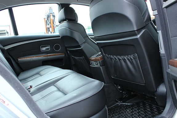 BMW 745i 9 of 14