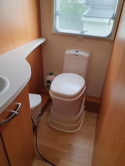 Knaus Royale 590 med spikertelt med alt innbo 28 of 30