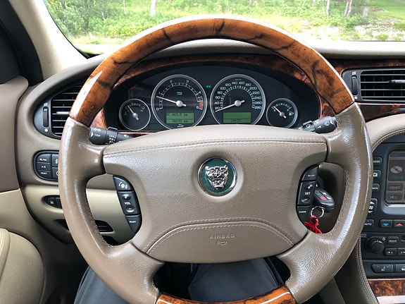 Jaguar S-TYPE 15 of 21