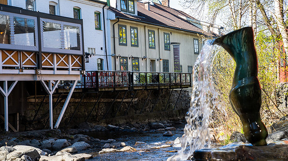 Stemningsfullt ved Mesnaelva i sentrum