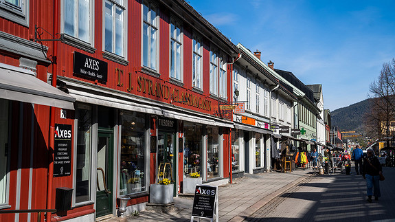 Gågata består primært av sjarmerende trehusbebyggelse, og er i seg selv et trekkplaster for turister året rundt!