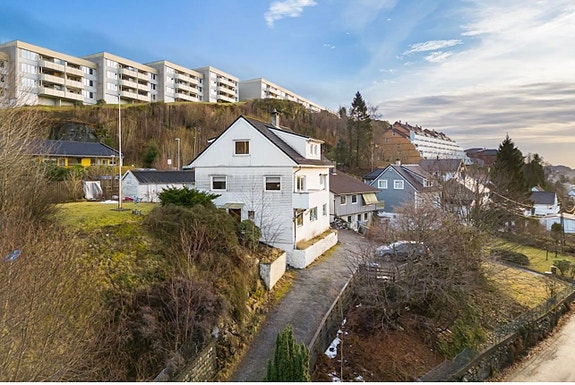 Leiligheten har balkong og fast parkering, midt i bygget