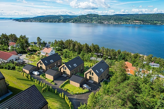 Nå kommer eneboligene på det fremste tomtefeltet mot sjøen i Strandveien for salg. 3 romslige familieboliger med svært gode kvaliteter og panoramautsikt til Oslofjorden. ( Illustrasjonsfoto. Noe avvik vil forekomme)