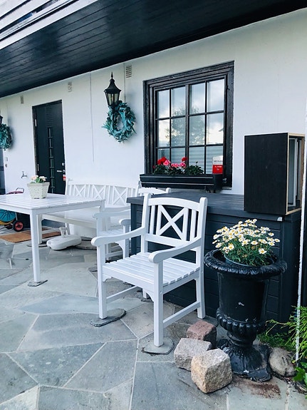 Foran inngang leilighet sitte-muligheter.
