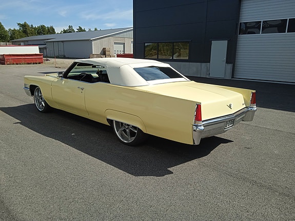 Cadillac Deville 5 of 22