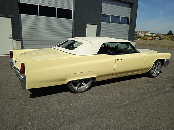 Cadillac Deville 4 of 22