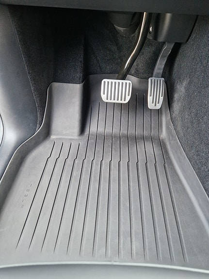 Tesla Model Y 13 of 30