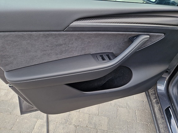 Tesla Model Y 14 of 30