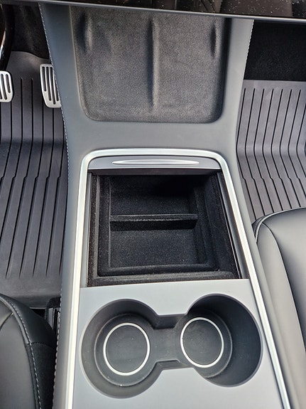 Tesla Model Y 9 of 30