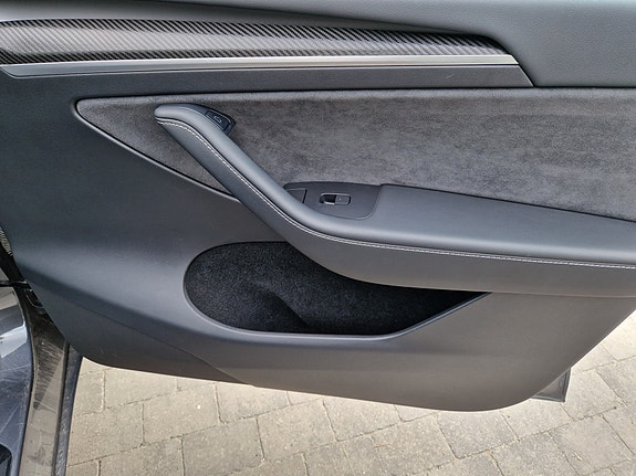 Tesla Model Y 26 of 30