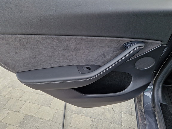 Tesla Model Y 17 of 30