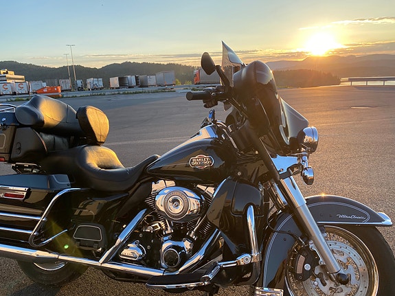 Harley-Davidson FLHTCU 2 of 5