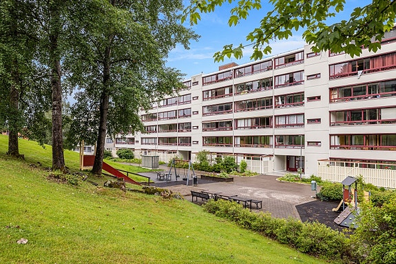 Velkommen til Lindebergåsen 5 F et spennende totaloppussingsobjekt. Har du lyst å sette ditt eget preg og skape ditt drømmehjem da er denne perfekt.