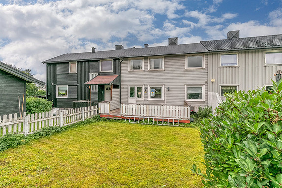 Tomten er planert i bakgården og opparbeidet med plen og noe beplantning.
