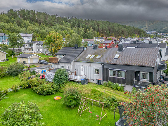 Kort vei til dagligvarebutikk og småbåthavnen.