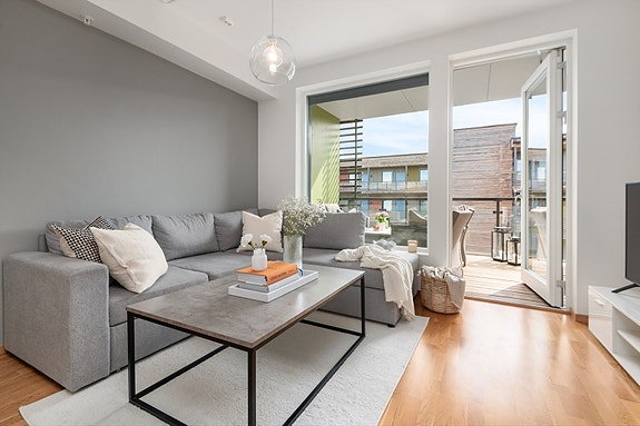 Velkommen til Stokkbekken 165! Heimdal Eiendomsmegling v/Alexandra Muravskaya har gleden av å presentere en lys og moderne toppleilighet på 38 m² beliggende i 4. etasje i et attraktivt og rolig boligområde på Stokkbekken.