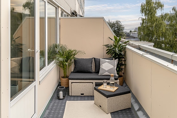 Velkommen til Stallmestervegen 2C! Stilren 2-roms på 45m² i 2. Etasje. Balkongen er 9,5m².