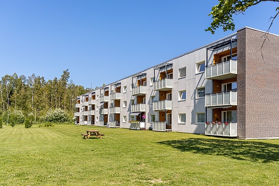 Velkommen til Åsenhagen 9 A! En lys 2-roms leilighet med fin beliggenhet på Skedsmokorset.