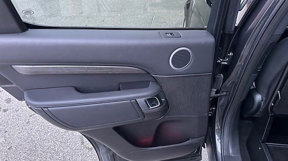 Land Rover Discovery 5 29 of 30