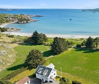 Mikrohuset står ca 50-60 meter til høyre for det hvite huset nederst i bildet.