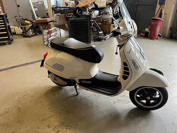 Vespa GTS 300 SUPER BIANCO 1 of 5