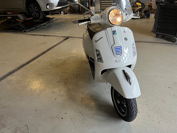 Vespa GTS 300 SUPER BIANCO 3 of 5