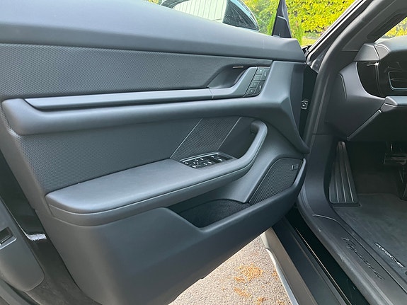 Porsche Taycan 8 of 17