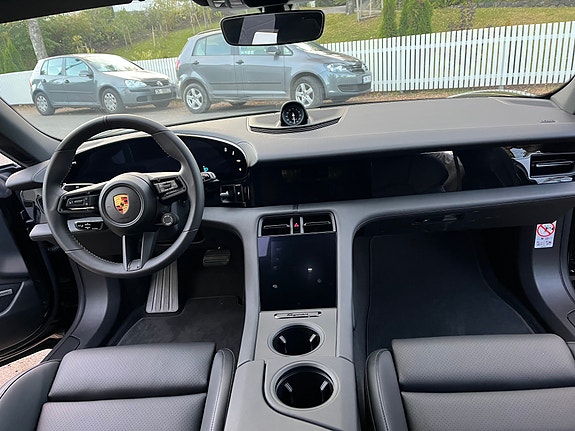 Porsche Taycan 13 of 17
