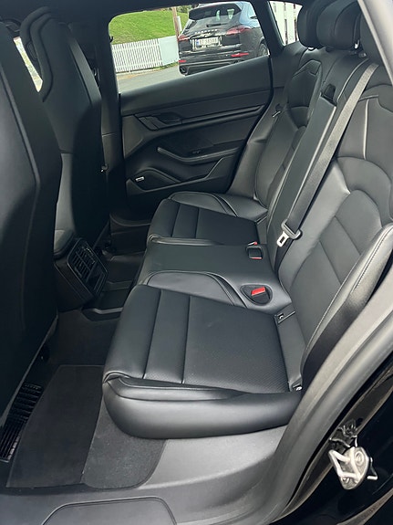 Porsche Taycan 10 of 17