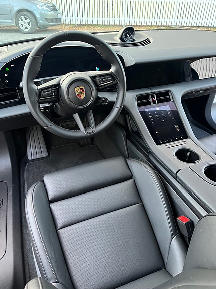 Porsche Taycan 9 of 17