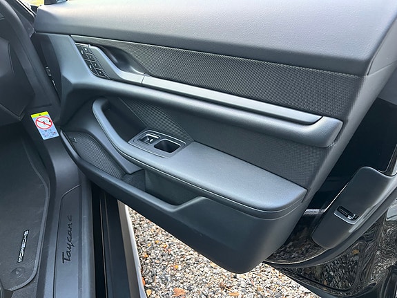 Porsche Taycan 7 of 17