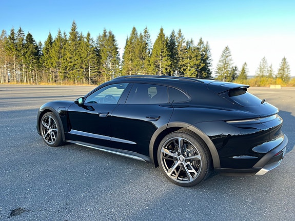 Porsche Taycan 3 of 5