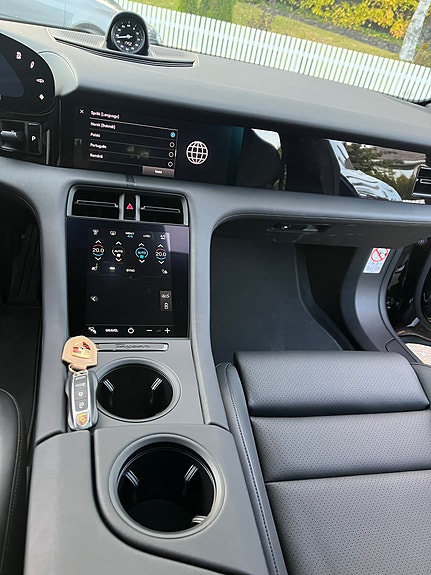 Porsche Taycan 14 of 17