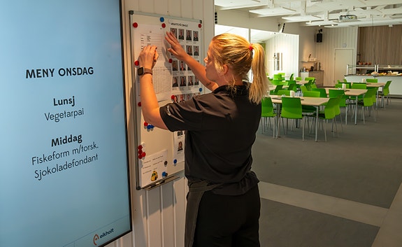 Vi spiser sammen med Eikholts gjester i felles stue