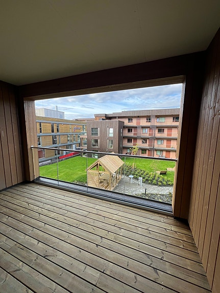 Stor Sør-vestvendt terrasse med gode solforhold og fin utsikt mot parkanlegg