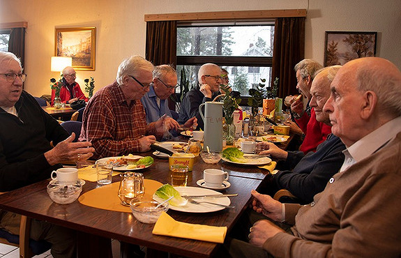 Gubbefrokost i senterets hyggelige kafélokale