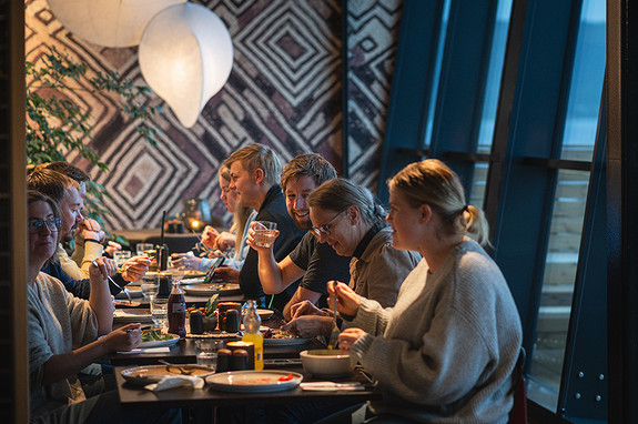 Hyggelig atmosfære på Tampen kafé, som også er kantina vår. Hver dag smører de ferske matpakker, sånn at du får sunn og god mat med deg ut på sjøen🌮