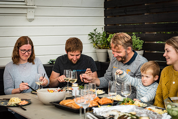 Kvarøy er en familiebedrift som snart feirer 50 år i næringen. Det blir et og annet laksemåltid på denne gjengen i løpet av et år✨