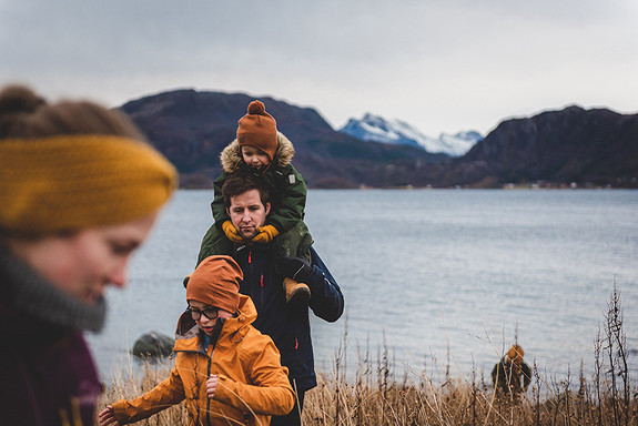 Kvarøy er ei flott bygd å bo i om du har familie. Her har du nærhet til personalet i skole og barnehage og barna kan gå trygt mellom husene på besøk til hverandre. Naturen er en fantastisk kilde til lek og rekreasjon🌲