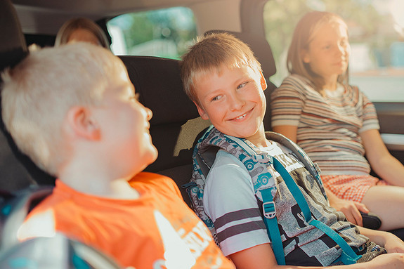 Superfornøyde med transport hjem etter en lang dag på skolen.