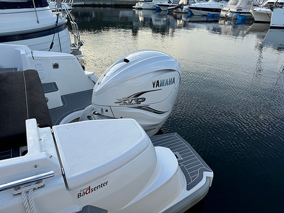 Godt utstyrt og lite brukt IBIZA 911 Touring med Yamaha F425XTO 4 of 5