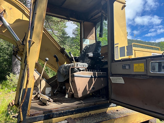 Cat 215 2 of 8