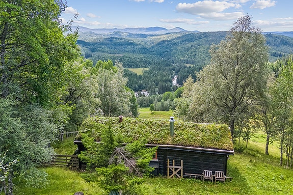 Hytten går over 1 plan og innehar 2 soverom, stue, kjøkken og terrasse.