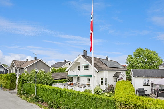 Svært innholdsrik enebolig med godkjent utleie, samt usjenert hage med plass til lek og morro.