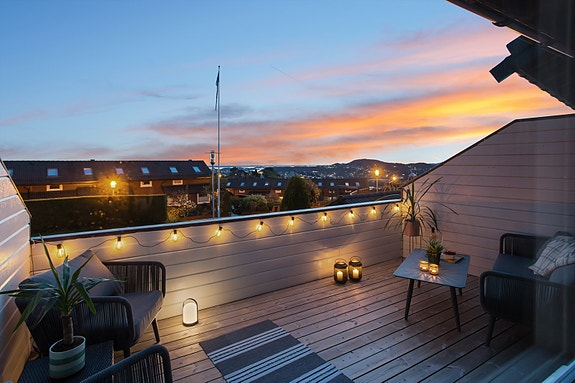 Velkommen til Olsvikmarken 75: Rekkehus - Vestvendt og solrik med sjøutsikt - Stor egen terrasse/uteplass/hage
