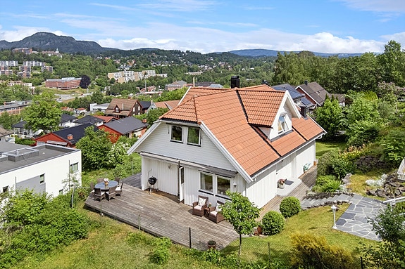 Velkommen til Damveien 12A - En velholdt og praktisk enebolig med flotte utearealer, optimale solforhold og flott utsikt!