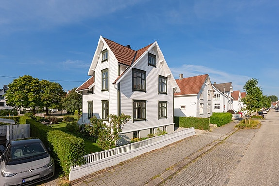 Velkommen til Karlsminnegata 57 - En lekker, betydelig oppusset og modernisert enebolig med god, barnevennlig beliggenhet